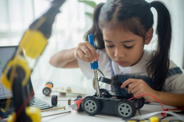 BTMM eğitim konsepti. Asyalı genç kız robot tasarımı öğreniyor.