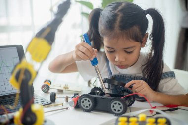 BTMM eğitim konsepti. Asyalı genç kız robot tasarımı öğreniyor.