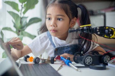 BTMM eğitim konsepti. Asyalı genç kız robot tasarımı öğreniyor.