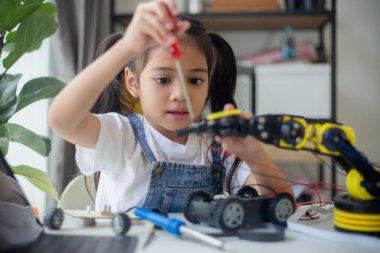 BTMM eğitim konsepti. Asyalı genç kız robot tasarımı öğreniyor.