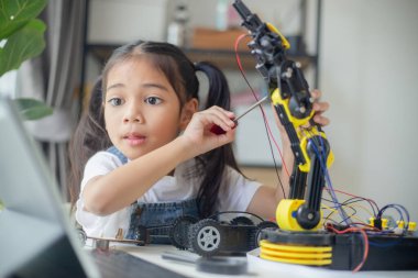 BTMM eğitim konsepti. Asyalı genç kız robot tasarımı öğreniyor.
