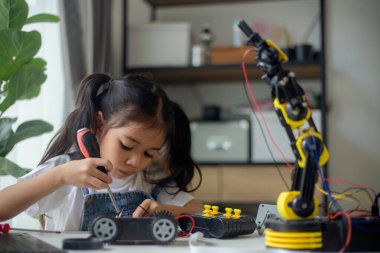 BTMM eğitim konsepti. Asyalı genç kız robot tasarımı öğreniyor.