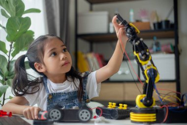 BTMM eğitim konsepti. Asyalı genç kız robot tasarımı öğreniyor.