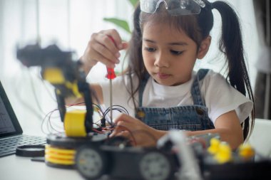 BTMM eğitim konsepti. Asyalı genç kız robot tasarımı öğreniyor.