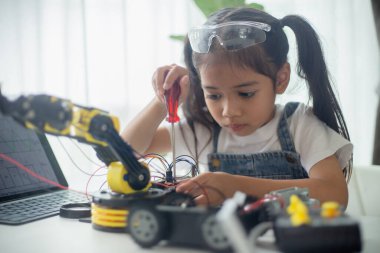 BTMM eğitim konsepti. Asyalı genç kız robot tasarımı öğreniyor.