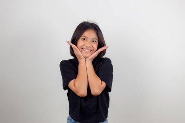 Beyaz bir arka planda mutlu, güzel Asyalı bir kızın portresi..