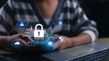 Akıllı telefonlar üzerinde çalışan iş kadınları, işi sanal ağ bağlantısı ile koruyan asma kilitleri gösteriyor. Siber güvenlik ve veri koruması bilgi gizliliği internet teknolojisi kavramı.