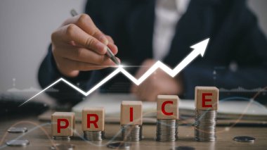 Enflasyon ekonomisi kavramından ürün fiyat artışı için madeni paraların istiflenmesi ve büyüme okunun artan ahşap blok üzerindeki fiyat ifadeleri.
