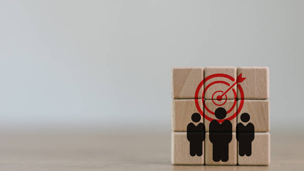 Целевой клиент, образ покупателя, маркетинговая сегментация, концепция подбора рабочих мест. Индивидуальный маркетинг, ориентированные на клиента стратегии. Деревянные кубики с иконкой целевого клиента.