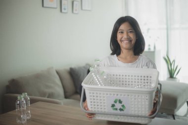 Plastik Şişeleri Çöp Kutusuna Geri Döndüren Asyalı Küçük Kızlar.