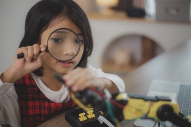 BTMM eğitim konsepti. Asyalı öğrenciler evde robot kollarını STEM 'de kodlayarak öğreniyorlar, matematik mühendisliği bilim teknolojisi bilgisayar kodları çocukların kavramları için robotik..