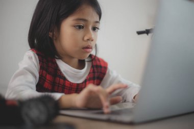 BTMM eğitim konsepti. Asyalı öğrenciler evde robot kollarını STEM 'de kodlayarak öğreniyorlar, matematik mühendisliği bilim teknolojisi bilgisayar kodları çocukların kavramları için robotik..