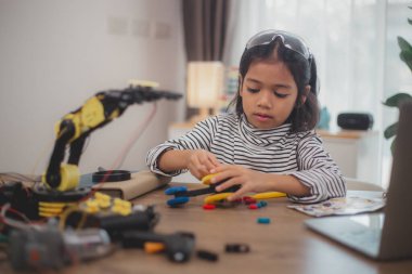 Asyalı öğrenciler teknoloji sınıfında Makine Öğrenen Robot Silah Kontrol Robotları, yapay zeka için dijital otomasyon yazılımı için kök eğitim robotu kolları. BTMM eğitim kavramı.