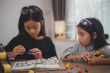 Asyalı öğrenciler teknoloji sınıfında Makine Öğrenen Robot Silah Kontrol Robotları, yapay zeka için dijital otomasyon yazılımı için kök eğitim robotu kolları. BTMM eğitim kavramı.