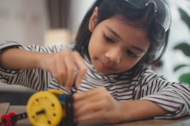 Asyalı öğrenciler teknoloji sınıfında Makine Öğrenen Robot Silah Kontrol Robotları, yapay zeka için dijital otomasyon yazılımı için kök eğitim robotu kolları. BTMM eğitim kavramı.