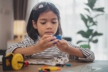 Asyalı öğrenciler teknoloji sınıfında Makine Öğrenen Robot Silah Kontrol Robotları, yapay zeka için dijital otomasyon yazılımı için kök eğitim robotu kolları. BTMM eğitim kavramı.