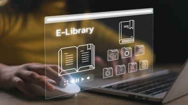 E-kütüphane konsepti. Kadınlar elektronik kitaplar için sanal Ebook simgelerine sahip bir dizüstü bilgisayar, İnternet 'teki bilgi tabanı, dijital kütüphane veya e-kütüphane kullanıyorlar.