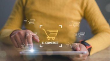 Bir adam iş e-ticaret konseptleri, online alışverişler, e-ticaret mağazaları, çevrimiçi işletmeler ve internet üzerinden alışveriş için online alışveriş ikonu olan bir dizüstü bilgisayar kullanıyor.. 