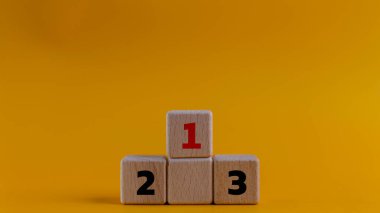 Görev önceliği ve yönetim kavramı. Herhangi bir aktivitede öncelik sırası. Önceliği işe ver, listeyi ayarla. Birinci, ikinci ve üçüncü numaralı tahta küpleri..