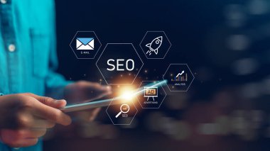 Sanal ekranda SEO simgeleri olan iş adamları. SEO kavramı, bir web sitesinde trafiği sıralamak ve arama motorlarında web sitenizi optimize etmek. 