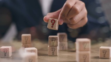 İş kadınları soru işaretleri kullanır. Soru-Cevap çevrimiçi servisi çabuk cevap verir. SSS konsepti