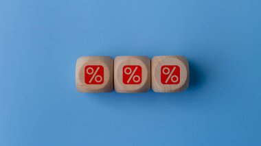 Yüzde kırmızı işaretli üç tahta küp. Küpler üst üste istiflenmiş.