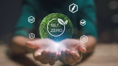 Bir kişi yeşil bir top tutuyor ve üzerinde 