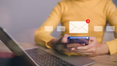 Siber güvenlik kavramı. Şüpheli e-posta kontrolü, güvenlik koruması, spam virüsünden e-posta İnternet mektup güvenliği kontrolleri. Çöp, çöp ve çöp postalarını ve gizli bilgileri tara.