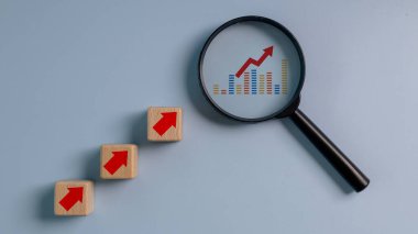 Şirket için iş başarısı, hedef, planlama ve geliştirme. Tahta bloklardaki grafik ve ok yukarı simgesi, iş büyümesi başarı süreci.