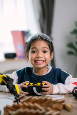 Asyalı kızlar robot programlama öğreniyor ve robot kolları üzerinde ders kontrolü yapıyorlardı. Laboratuvar. Matematik, mühendislik, bilim, teknoloji, bilgisayar kodu, kodlama. STEM eğitimi.