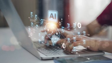 Yapay zeka ya da yapay zeka kavramı. İşadamı bilgisayarı işine yardım etmek için kullanır ve günlük hayatta, dijital dönüşümde, internetteki şeylerde, yapay zeka beyninde kullanır.