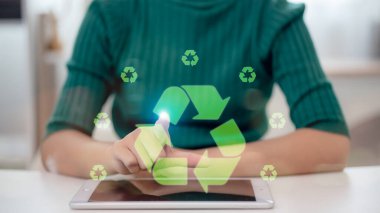 Geri dönüşüm konsepti. Ekolojik atık yönetimi ve sürdürülebilir kalkınma. Sanal ekranda kadınlar ve geri dönüşümlü semboller.