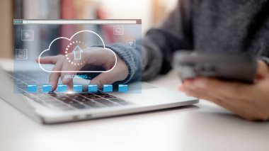 Belgeleri bir klasörden yüklüyorum. Uçan boş belgelere sahip bir açık dosya dizini veri transferi yedeklemesi, dosya paylaşımı ve belge aktarma kavramlarını temsil eder.