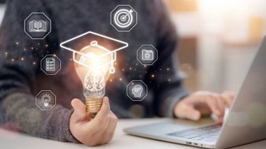 Mezuniyet şapkasını gösteren eller, internet eğitimi diplomasını temsil eden eller. E-öğrenim sertifikası programı konsepti, bilgi, yaratıcı düşünme fikirleri ve problem çözme çözümlerine odaklanmış.