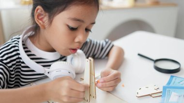 BTMM eğitim konsepti. Asyalı öğrenciler evde BTMM oyuncaklarıyla, matematik mühendisliği ve bilim teknolojisi bilgisayar kodlarıyla çocuk konseptleri için robotik öğreniyorlar..