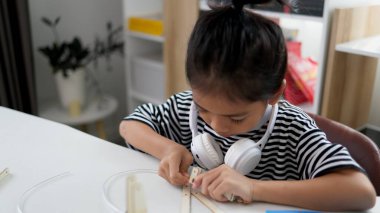 BTMM eğitim konsepti. Asyalı öğrenciler evde BTMM oyuncaklarıyla, matematik mühendisliği ve bilim teknolojisi bilgisayar kodlarıyla çocuk konseptleri için robotik öğreniyorlar..