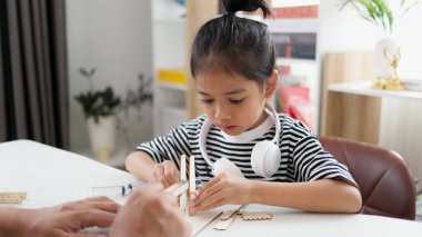 BTMM eğitim konsepti. Asyalı öğrenciler evde BTMM oyuncaklarıyla, matematik mühendisliği ve bilim teknolojisi bilgisayar kodlarıyla çocuk konseptleri için robotik öğreniyorlar..