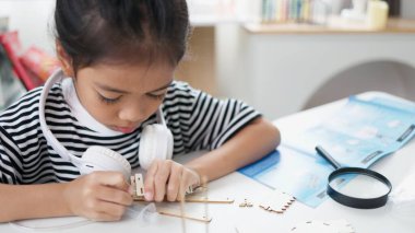 BTMM eğitim konsepti. Asyalı öğrenciler evde BTMM oyuncaklarıyla, matematik mühendisliği ve bilim teknolojisi bilgisayar kodlarıyla çocuk konseptleri için robotik öğreniyorlar..