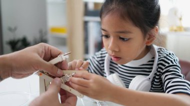 BTMM eğitim konsepti. Asyalı öğrenciler evde BTMM oyuncaklarıyla, matematik mühendisliği ve bilim teknolojisi bilgisayar kodlarıyla çocuk konseptleri için robotik öğreniyorlar..