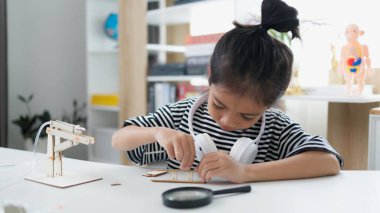 BTMM eğitim konsepti. Asyalı öğrenciler evde BTMM oyuncaklarıyla, matematik mühendisliği ve bilim teknolojisi bilgisayar kodlarıyla çocuk konseptleri için robotik öğreniyorlar..