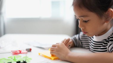 BTMM eğitim konsepti. Asyalı öğrenciler evde BTMM oyuncaklarıyla, matematik mühendisliği ve bilim teknolojisi bilgisayar kodlarıyla çocuk konseptleri için robotik öğreniyorlar..