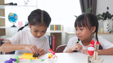 BTMM eğitim konsepti. Asyalı öğrenciler evde BTMM oyuncaklarıyla, matematik mühendisliği ve bilim teknolojisi bilgisayar kodlarıyla çocuk konseptleri için robotik öğreniyorlar..