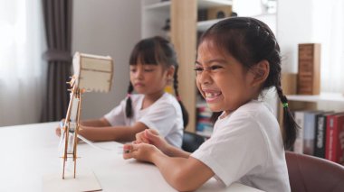 BTMM eğitim konsepti. Asyalı öğrenciler evde BTMM oyuncaklarıyla, matematik mühendisliği ve bilim teknolojisi bilgisayar kodlarıyla çocuk konseptleri için robotik öğreniyorlar..