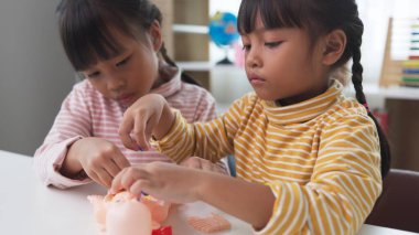 Bir doktor oyununda anatomik bebeklerle oynayan Asyalı bir kız, evde anatomik bebeklerle iç organlar hakkında oyun oynayarak öğreniyor. Çocuklar doktor olmak ister..