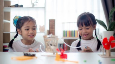 BTMM eğitim konsepti. Asyalı öğrenciler evde BTMM oyuncaklarıyla, matematik mühendisliği ve bilim teknolojisi bilgisayar kodlarıyla çocuk konseptleri için robotik öğreniyorlar..