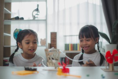 BTMM eğitim konsepti. Asyalı öğrenciler evde BTMM oyuncaklarıyla, matematik mühendisliği ve bilim teknolojisi bilgisayar kodlarıyla çocuk konseptleri için robotik öğreniyorlar..