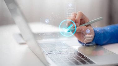 Tablet ve dizüstü bilgisayarı kullanan bir işadamı Çevrimiçi anket doldurma, dijital form kontrol listesi, iş performans izleme kavramı,