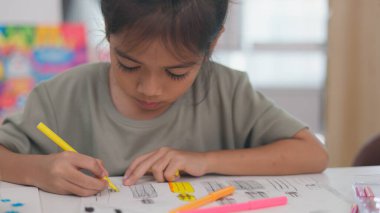 İki çocuk su ve temiz bir konteynırla ilgili bir bilim deneyiyle oynuyorlar. İkisi de deneye odaklanmış ve eğleniyor gibi görünüyorlar.