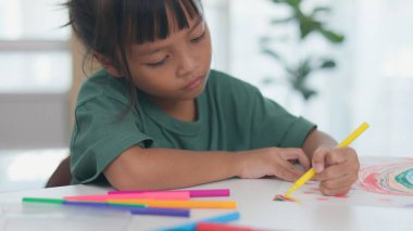 İki çocuk su ve temiz bir konteynırla ilgili bir bilim deneyiyle oynuyorlar. İkisi de deneye odaklanmış ve eğleniyor gibi görünüyorlar.