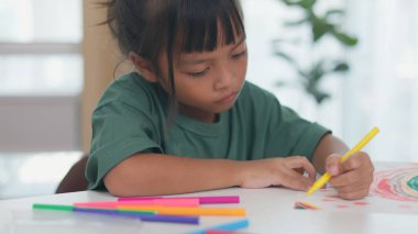 İki çocuk su ve temiz bir konteynırla ilgili bir bilim deneyiyle oynuyorlar. İkisi de deneye odaklanmış ve eğleniyor gibi görünüyorlar.